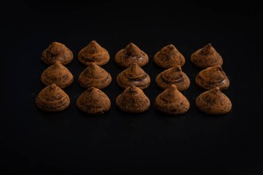 Siyah arka planda çikolatalı trüf. Çikolatalı şekerler.. 