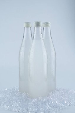 Beyaz arka planda izole edilmiş buzlu gazoz şişesi..