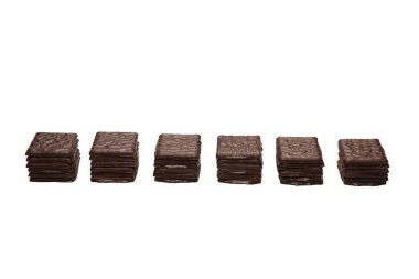 Beyaz arka planda izole edilmiş siyah çikolata şekerleri.. 