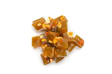 Beyaz arka planda fındıklı geleneksel Türk lezzeti. 