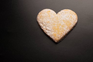 Beyaz arka planda izole edilmiş kalp şeklinde çörekler..