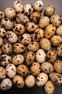 Arka plan olarak bir grup bıldırcın yumurtası. Çiğ yumurta..