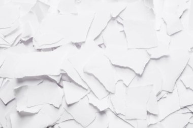 Arkaplan olarak boş beyaz kağıt parçaları. Metin veya tasarım için boşluk. 