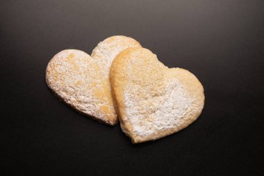 Beyaz arka planda izole edilmiş kalp şeklinde çörekler..