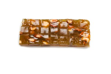 Beyaz arka planda fındıklı geleneksel Türk lezzeti. 