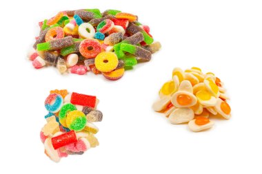 Çeşit çeşit şekerleme. Üst Manzara. Jöleli şekerler. Beyazda izole edilmiş.