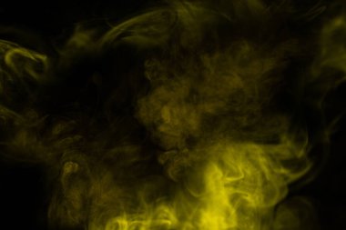 Siyah arka planda sarı buhar. Boşluğu kopyala.