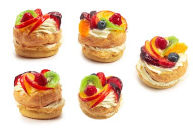 Beyaz üzerine izole edilmiş kremalı ve meyveli kek.. 