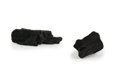 Beyaz arka planda siyah meşe kömürü izole edilmiş. 