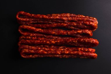 Cabanossi, siyah arka planda izole edilmiş kuru sosis.. 