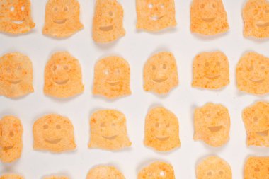 Beyaz arka planda gevrek tuzlu atıştırmalıklar.. 