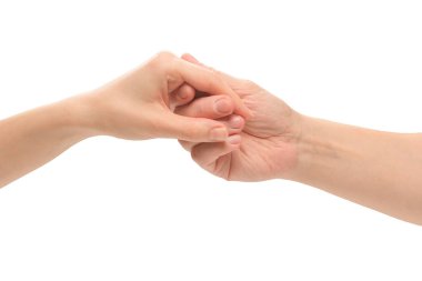 Kadın ve erkek, beyaz bir arka planda el ele izole edilmiş. Destek, dostluk, tokalaşma. 