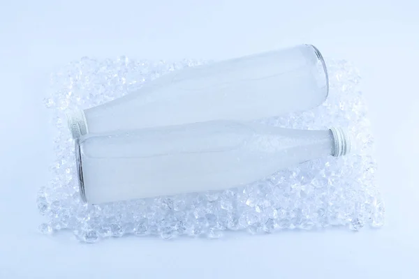 Eine Weiße Flasche Mit Einem Limonadengetränk Auf Eis Isoliert Auf — Stockfoto