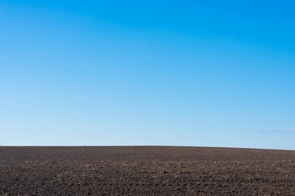 Gepflügtes Feld Und Blauer Himmel Als Hintergrund — Stockfoto