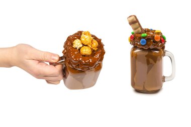 Çikolatalı milkshake, çırpılmış krema, kurabiye, waffle, cam mason kavanozunda servis edilir. 