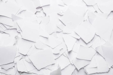 Arkaplan olarak boş beyaz kağıt parçaları. Metin veya tasarım için boşluk. 