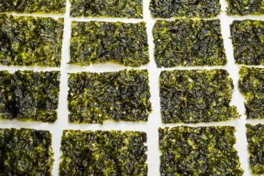 Beyaz arka planda izole edilmiş lezzetli yosun.. 