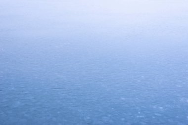 Buzun doğal dokusu, arka plan olarak donmuş göl..