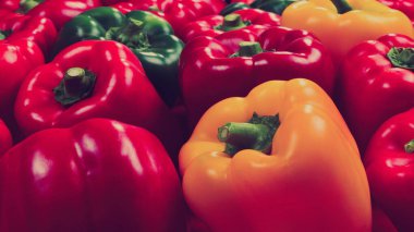 Taze kırmızı, yeşil, sarı dolmalık biber. Üst görünüm. 