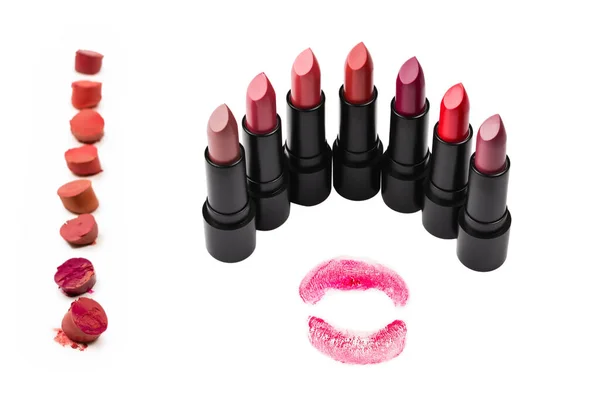 Veel Verschillende Lipsticks Verschillende Kleuren Lila Achtergrond Ruimte Voor Tekst — Stockfoto