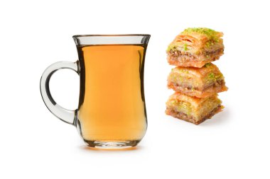 Beyaz zemin üzerinde Türk çayı bulunan Türk tatlı baklavası. . 