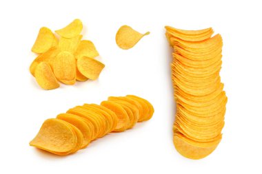 Patates cipsi beyaz arkaplanda izole. 