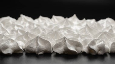 Beyaz lezzetli krema, ev yapımı tatlı. Üst görünüm. 