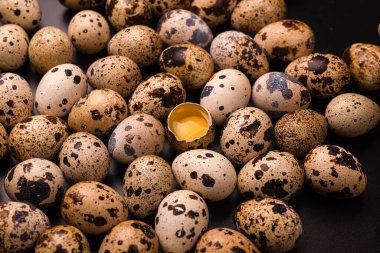 Arka plan olarak bir grup bıldırcın yumurtası. Çiğ yumurta..