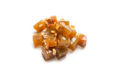 Beyaz arka planda fındıklı geleneksel Türk lezzeti. 