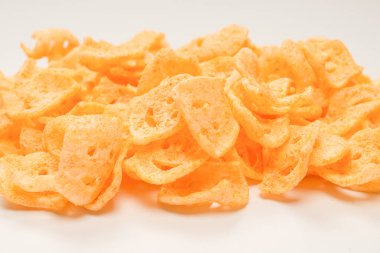 Beyaz arka planda gevrek tuzlu atıştırmalıklar.. 