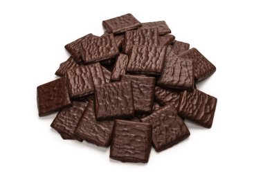 Beyaz arka planda izole edilmiş siyah çikolata şekerleri.. 