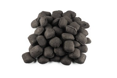 Beyaz arka planda siyah meşe kömürü izole edilmiş. 