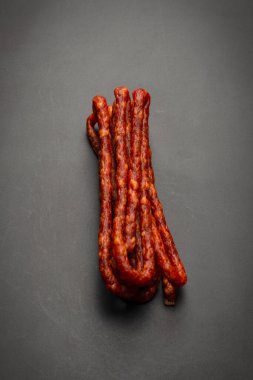 Cabanossi, siyah arka planda izole edilmiş kuru sosis.. 