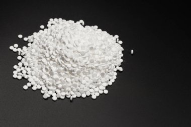 Beyaz arka planda izole edilmiş şeker ikame hapları. Üst görünüm. 