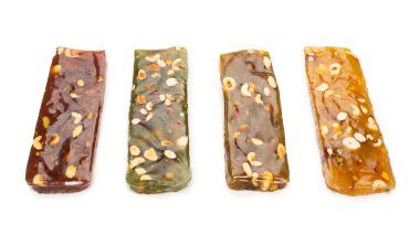 Beyaz arka planda fındıklı geleneksel Türk lezzeti. 