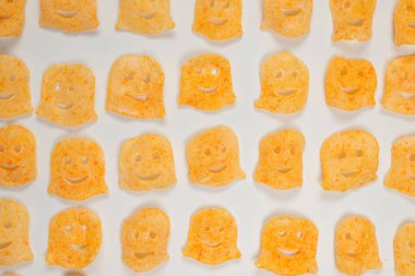 Beyaz arka planda gevrek tuzlu atıştırmalıklar.. 