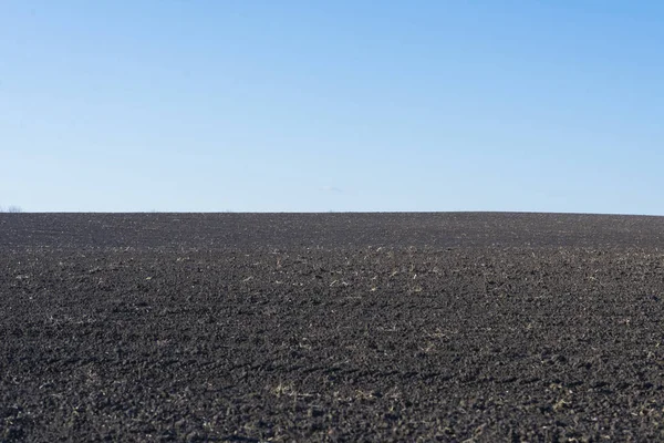 Gepflügtes Feld Und Blauer Himmel Als Hintergrund — Stockfoto