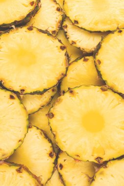 Ananas sulu sarı dilimler arka planda. Üst görünüm.