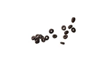 Çikolata halkaları gevrekleri bir kaseye dökülür. Kahvaltıda. Beyaz bir arkaplanda izole edilmiş. 