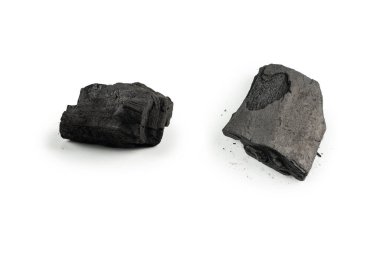 Beyaz arka planda siyah meşe kömürü izole edilmiş. 