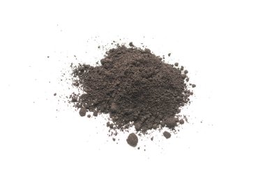 Beyaz arka planda izole edilmiş bitkiler için kara toprak. Yer deseni.