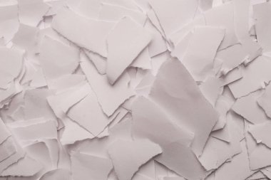 Arkaplan olarak boş beyaz kağıt parçaları. Metin veya tasarım için boşluk. 