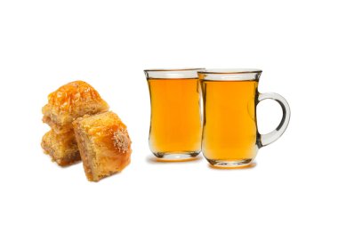 Beyaz zemin üzerinde Türk çayı bulunan Türk tatlı baklavası. . 