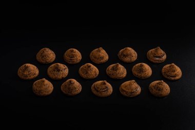 Siyah arka planda çikolatalı trüf. Çikolatalı şekerler.. 