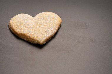 Beyaz arka planda izole edilmiş kalp şeklinde çörekler..