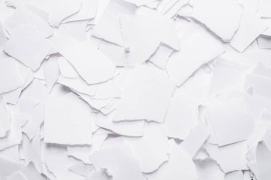 Arkaplan olarak boş beyaz kağıt parçaları. Metin veya tasarım için boşluk. 