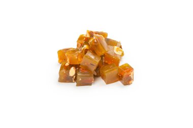 Beyaz arka planda fındıklı geleneksel Türk lezzeti. 