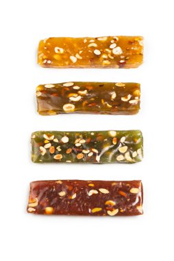 Beyaz arka planda fındıklı geleneksel Türk lezzeti. 