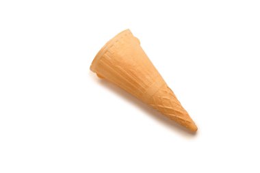 Beyaz arkaplanda izole edilmiş waffle konisi. 