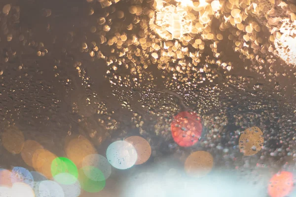 Yağmur Damlaları Işıklarla Bulanık Arkaplan — Stok fotoğraf